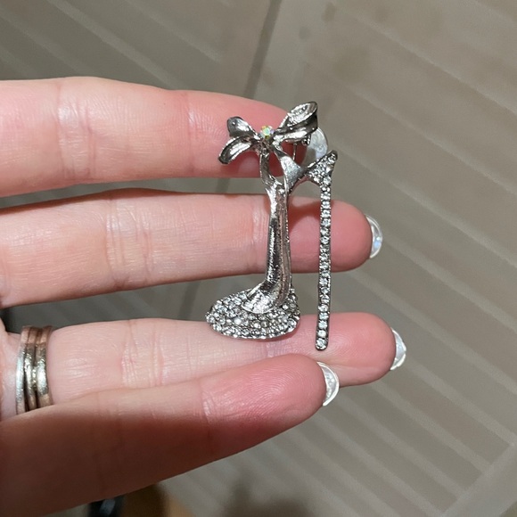 Silver High heel brooch - Picture 3 of 5